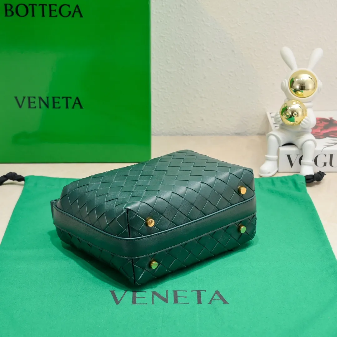Batch 1360 #BvWallace Shoulder Lunch Bag 🔥 A lunch box bag that you can just grab and go. It is made of classic intrecciato weaving technology and reflects the craftsmanship of Bottega. The entire bag is made of top-grade happa lambskin. It is very soft and lightweight. The small bag shape is cute and exquisite. The interior capacity is also very large and can be carried under the arm. It is quite practical! The bottom of the bag is made of gold metal to prevent wear and tear. The details are really good! Choose this elegant commuting bag for Zaoba people~ Size: 22x13x9.5, model number; 7748#